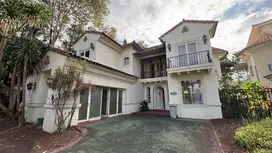 Rumah klasik 18x30m cluster mewah Beverly Golf Lippo Karawaci