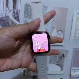 Apple watch series 4 40mm preloved