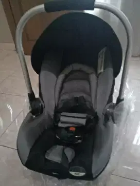 Kursi mobil bayi (baby car seat)