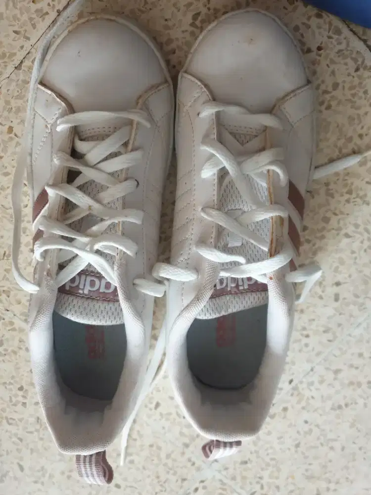 Sepatu sport wanita santai merk adidas