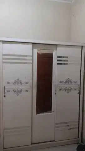 Lemari 3pintu warna putih