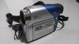 HANDYCAM LEGEND JVC-GR D33U MiniDV Digital
Camcorder  w 16x Opt.Zoom