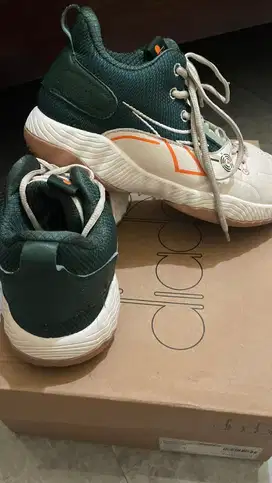 Sepatu Basket Diadora bekas