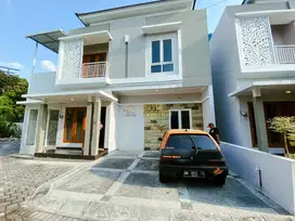 RUMAH MEWAH DALAM PERUMAHAN DENGAN AKSES JALAN LUAS DI GODEAN SLEMAN