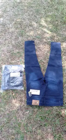 Di jual semua barang di foto celana jeans ori dan asli ukuran 31