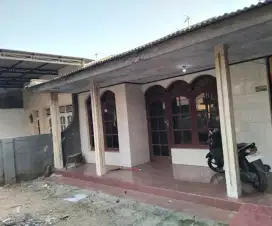rumah pinggir jalan