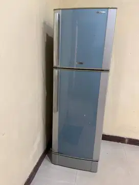 [DIJUAL] Kulkas Samsung 2 Pintu – Masih Dingin Pol, Siap Pakai!