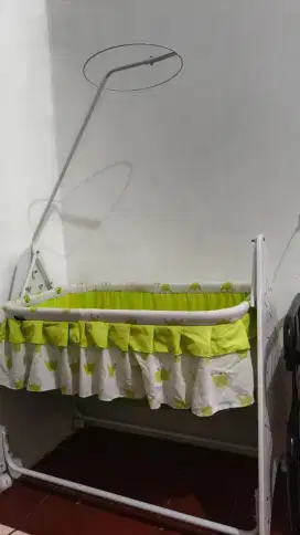 Tempat tidur ayun bayi modern