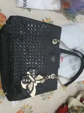 Tas GUESS hitam
