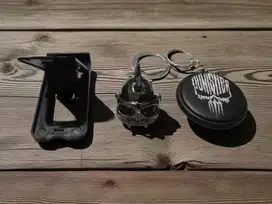 Sale Paketan 2 Gantungan Helm Tengkorak Metal, Punisher, Dudukan HP