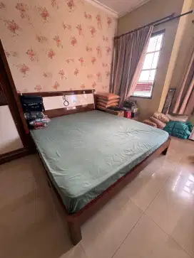 Di jual tempat tidur, lemari dan meja rias