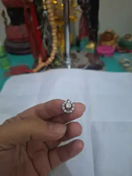 Anting-anting branded 
Anting berlian 
Limited edition 
Barang terawat