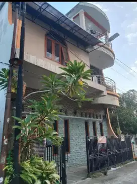 Kontrakkan 3 lantai bangunan bagus modern full furnish