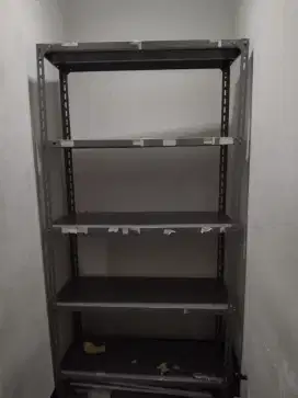 Rak besi bekas gudang