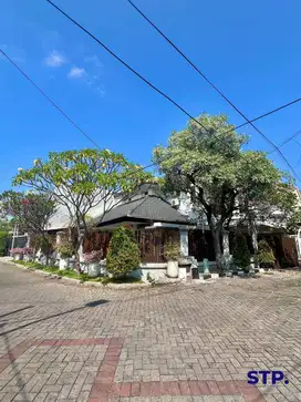 Rumah hoek 2,5 lantai di Manyar Tirtoyoso Selatan