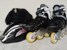 Sepatu roda lengkap dengan atributnya