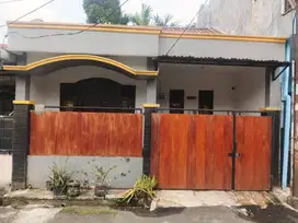 Dikontrakan rumah 2 kamar lokasi stategis, kondisi selesai renovasi.