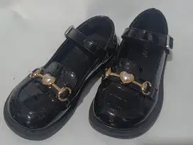 Sepatu Anak Perempuan Hitam Glossy – Yongkidz Loafers Formal Lucu