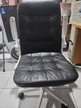 kursi gaming putih hitam