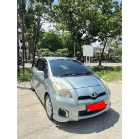 Dijual mobil toyota yaris 2012