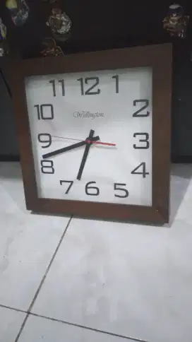 Jam dinding wellington