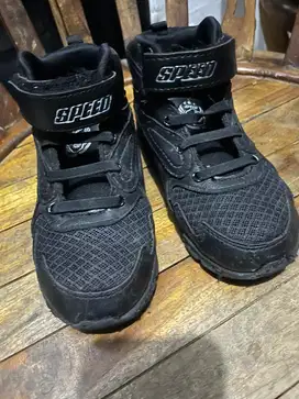 Sepatu anak tk bekas