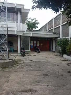 Bagunan megah cocok untuk klinik.kantor di cicaheum