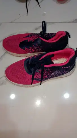 Sepatu sport wanita