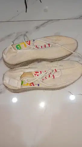 Sepatu jalan jalan warna putih