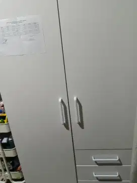 Lemari baju putih