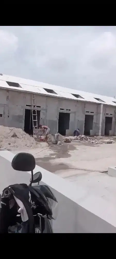 Tukang bangunan atau kenek