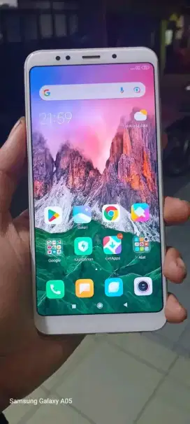 Redmi 5 plus jaringan 4g ram 3gb