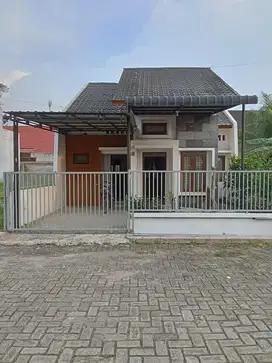 Disewakan rumah komplek puri tanjung sari pasar 1
