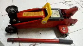 Dongkrak mobil siapa tau ada yg minat