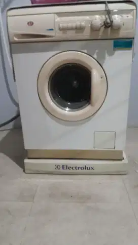 Jual paket 2 mesin cuci plus kulkas 2 pintu.ada minus
