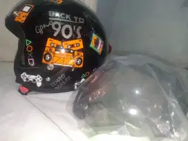 Helm baru, masih bekotak, dijual karena kebesaran