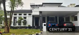 Dijual Rumah Asri Posisi Hook Depan Taman Di Cluster Menteng