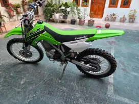 KLX 140 Enteng handal buat keluarga masuk pedesaan dan pemula trabas