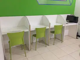 Meja belajar dan pintu