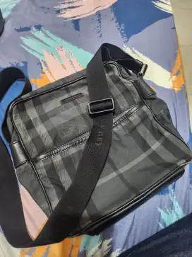 Kolpri tas selempang burberry authentic 100% bahan nilon