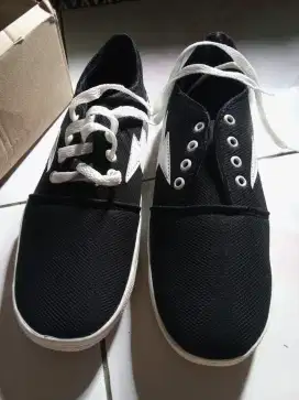 Sepatu baru sekolah