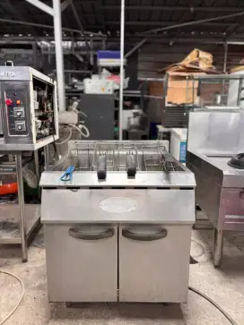Deepfryer gas
Merk Zeppelin (namplate nya)
Kapasitas 60 literan
