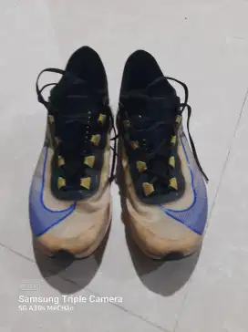 Sepatu running Nike
