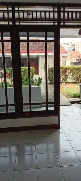Rumah sejuk ditengah halaman dalam gang