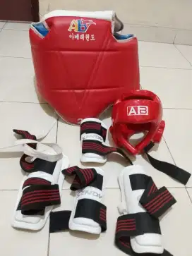 dijual 1 set perlengkapan taekwondo