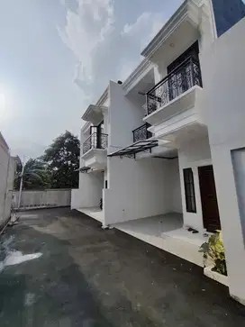 Rumah Mewah Baru di Raya Lenteng Agung dekat Stasiun KRL 800 juta