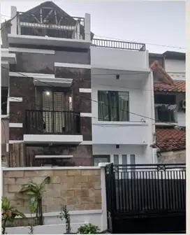 Dijual murah . rumahdi Babatan Pratama Wiyung