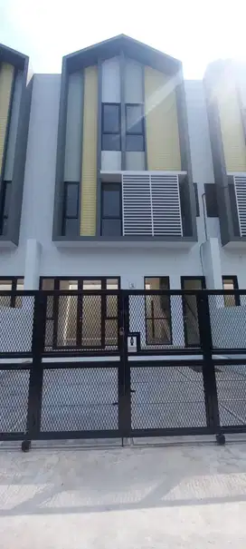 DIJUAL RUMAH SEKALIGUS TEMPAT USAHA DI PRIMANHARAPAN BEKASI