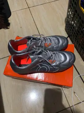 Sepatu Bola Ortus