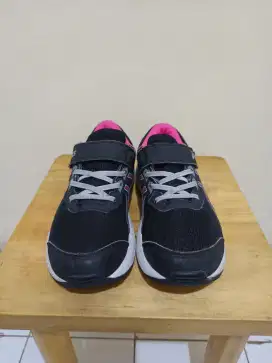 Sepatu anak asics hitam pink